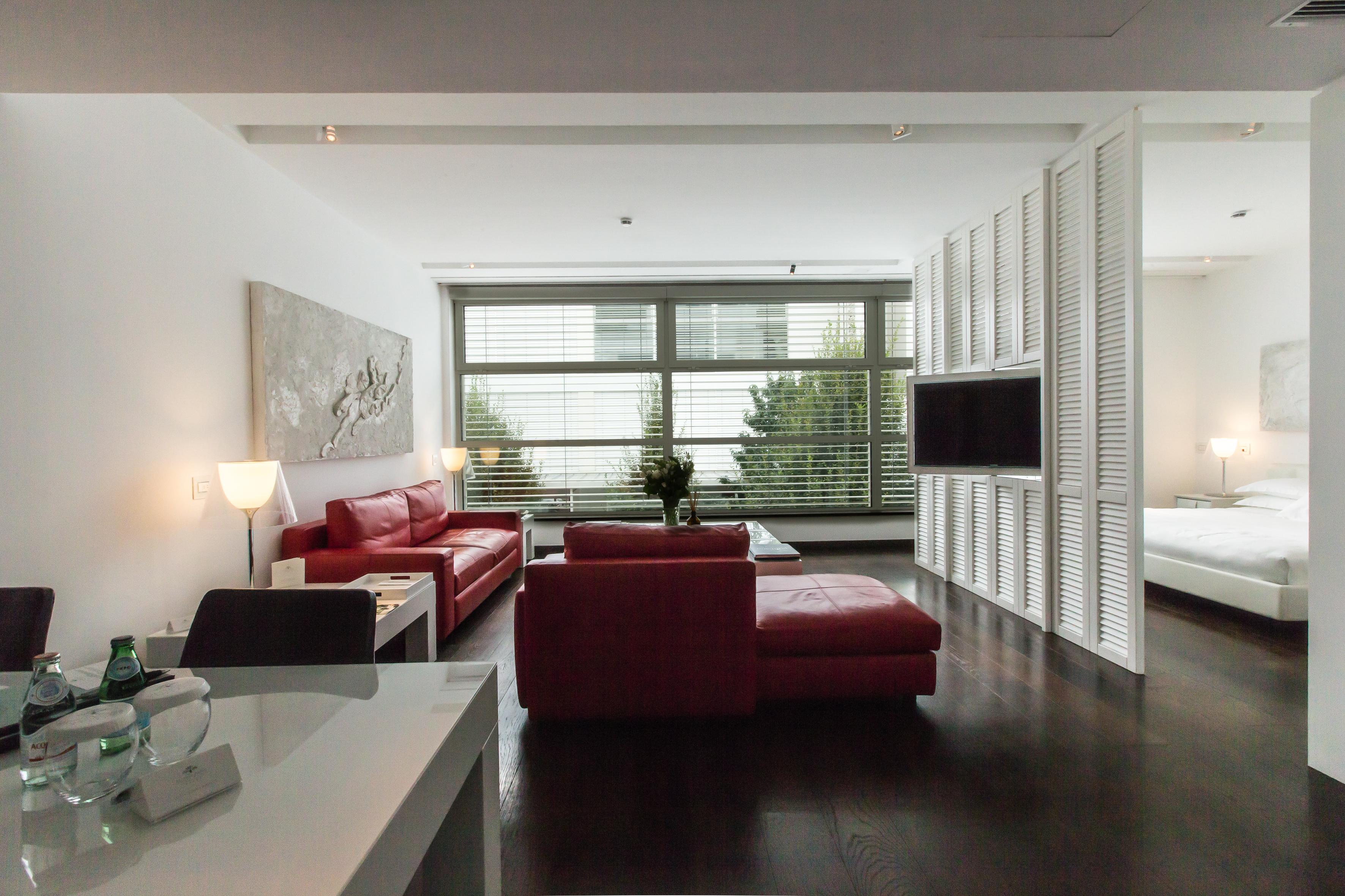 Magna Pars L'Hotel A Parfum, Small Luxury Hotels Of The World Milano Exteriör bild A suite at the Mandarin Oriental, Munich