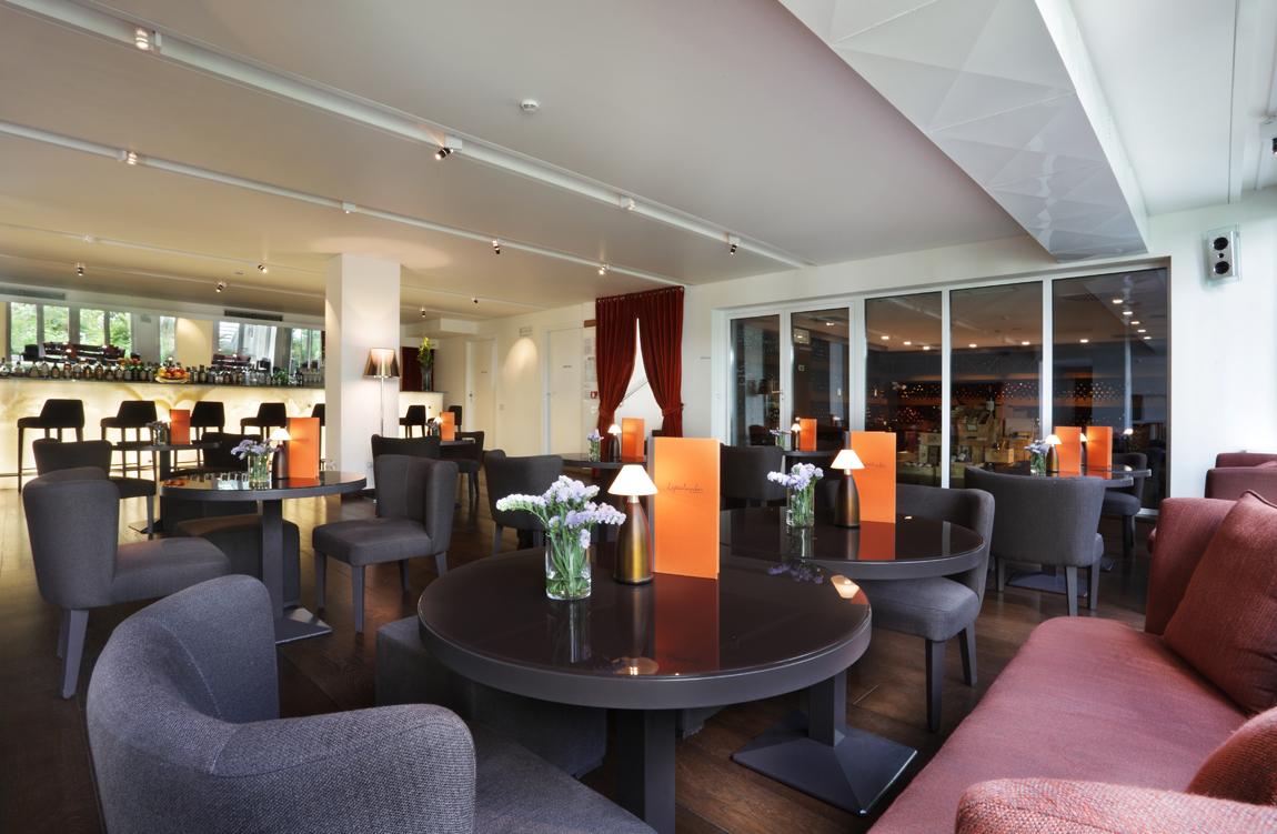 Magna Pars L'Hotel A Parfum, Small Luxury Hotels Of The World Milano Exteriör bild The lounge at the airport