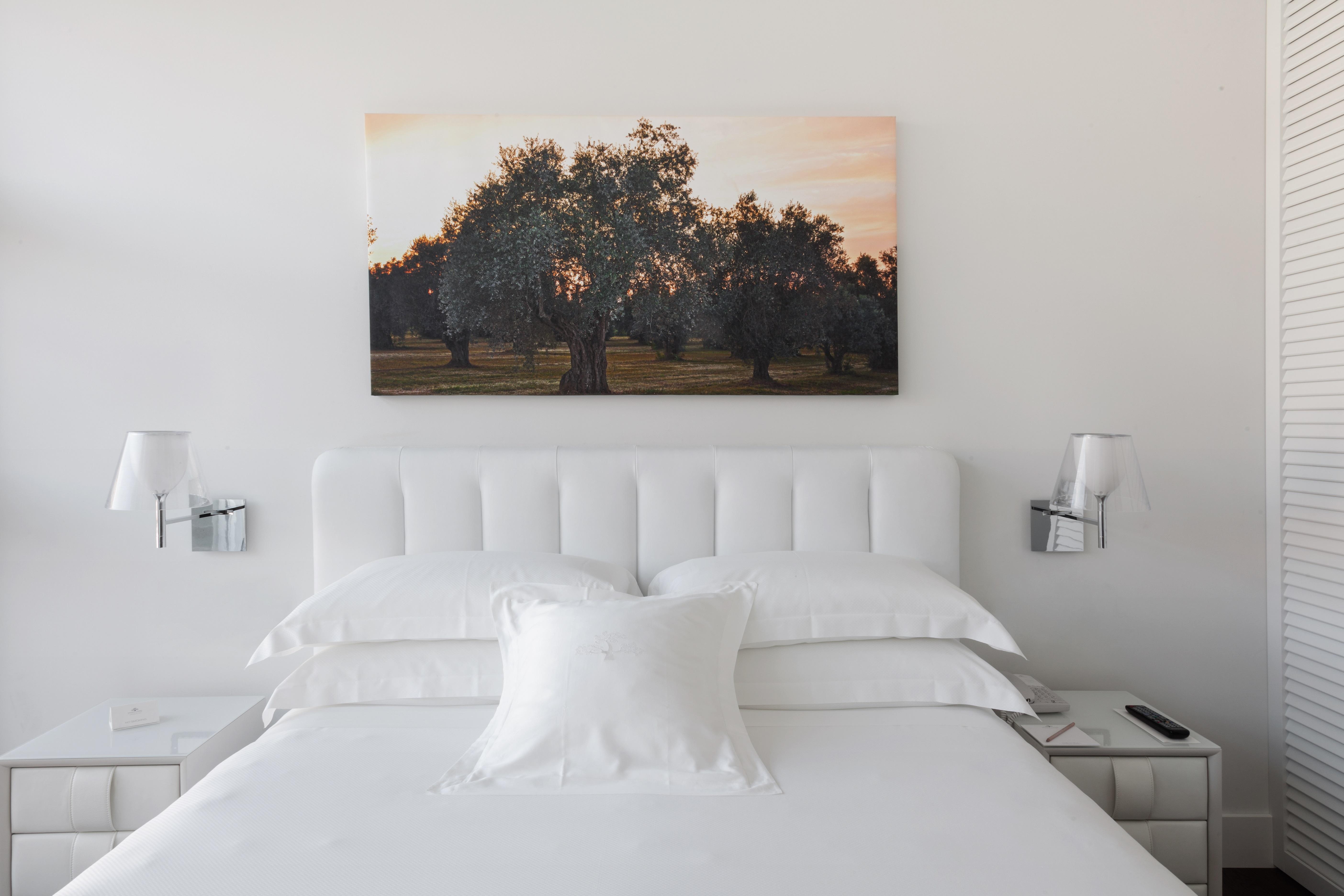 Magna Pars L'Hotel A Parfum, Small Luxury Hotels Of The World Milano Exteriör bild A bedroom at the Hotel Indigo