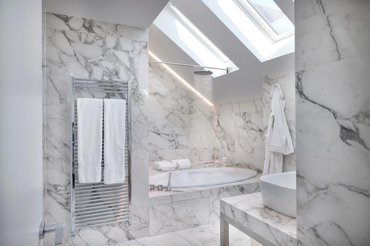 Magna Pars L'Hotel A Parfum, Small Luxury Hotels Of The World Milano Exteriör bild Bathroom with marble walls