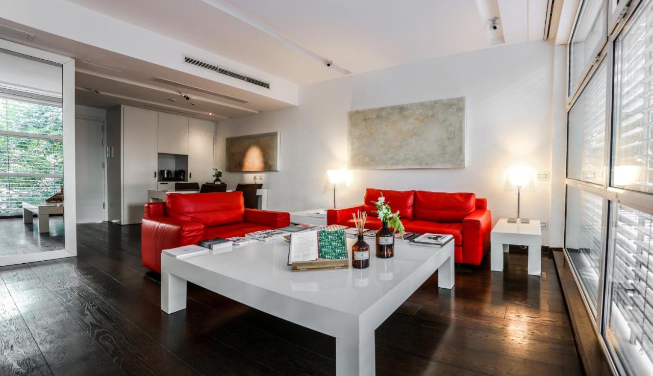 Magna Pars L'Hotel A Parfum, Small Luxury Hotels Of The World Milano Exteriör bild A living room in a serviced apartment in Vienna, Austria