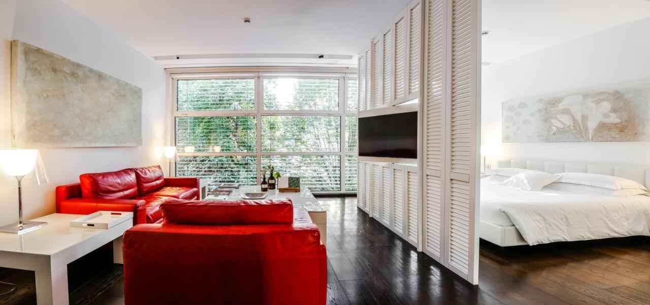 Magna Pars L'Hotel A Parfum, Small Luxury Hotels Of The World Milano Exteriör bild A room divider in a living room