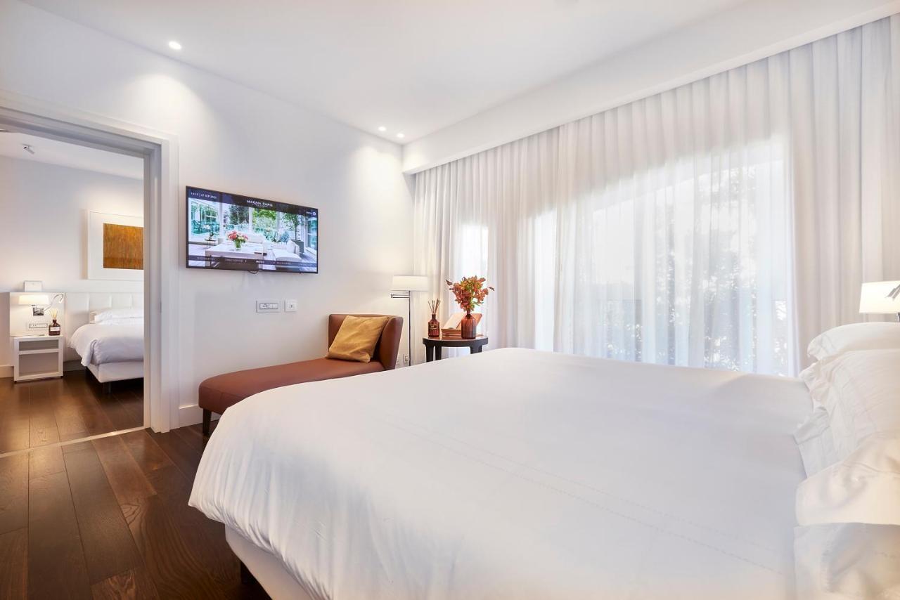 Magna Pars L'Hotel A Parfum, Small Luxury Hotels Of The World Milano Exteriör bild A bedroom at the hotel