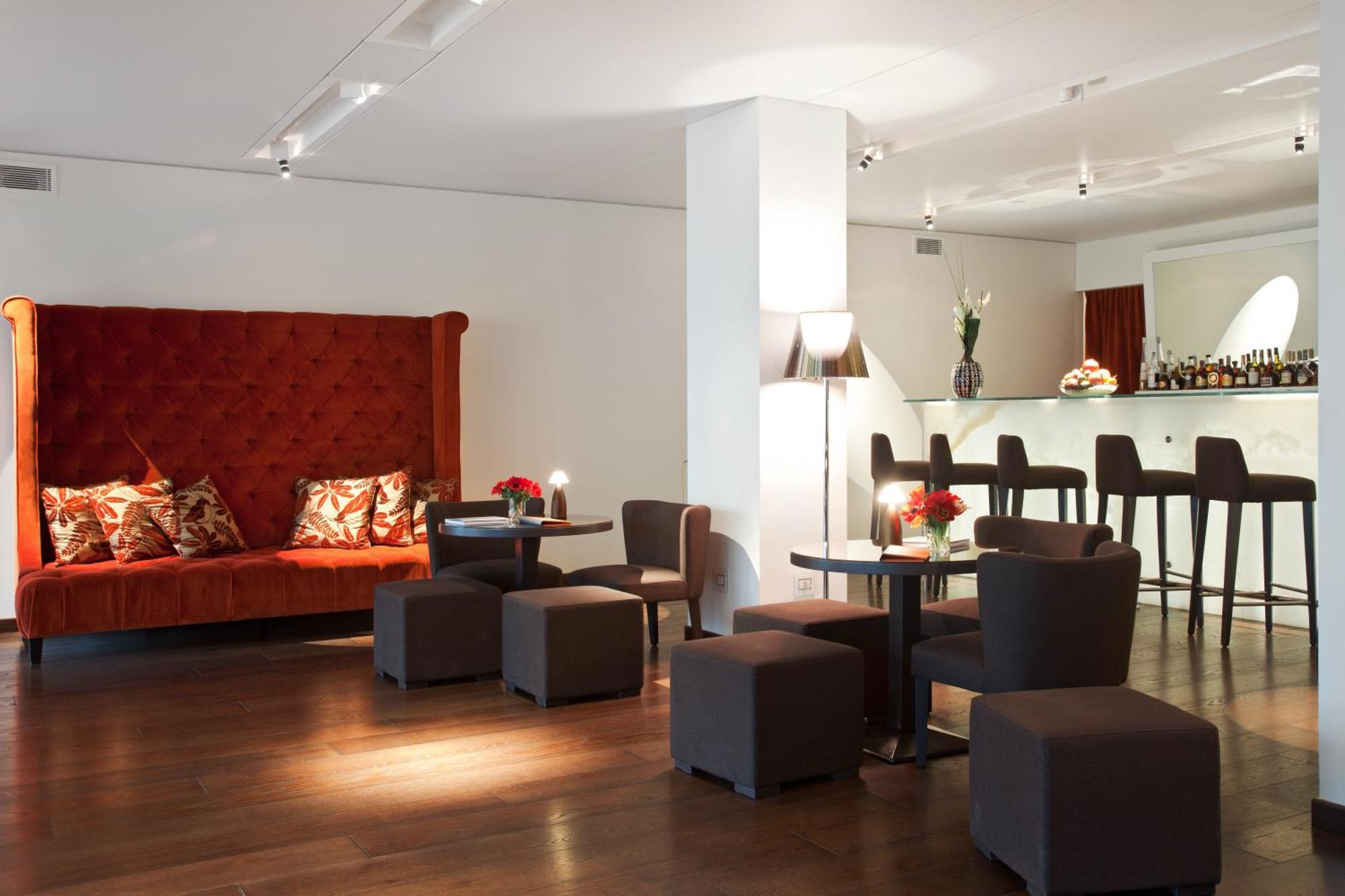 Magna Pars L'Hotel A Parfum, Small Luxury Hotels Of The World Milano Exteriör bild The bar at the Hotel de la Paix