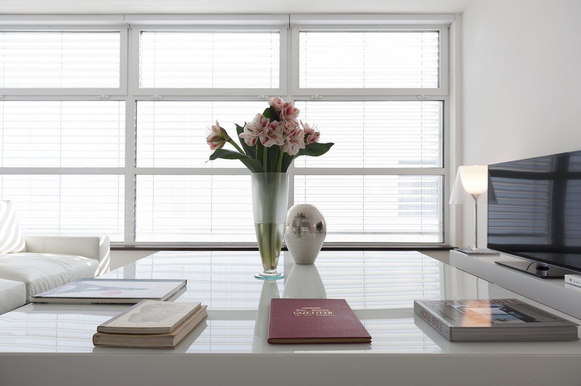 Magna Pars L'Hotel A Parfum, Small Luxury Hotels Of The World Milano Exteriör bild A living room with a large window