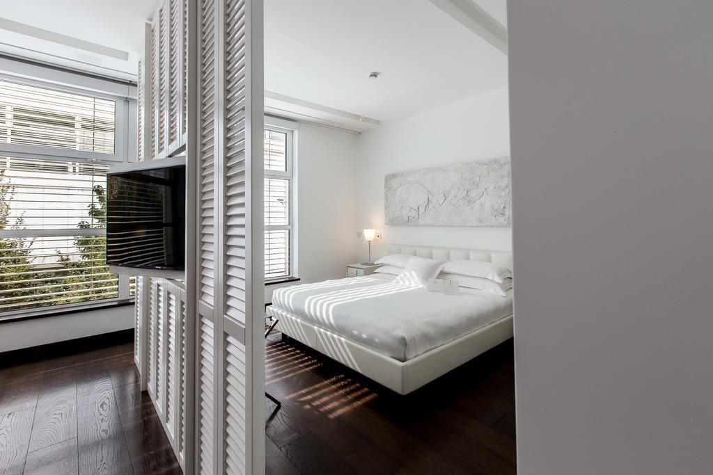 Magna Pars L'Hotel A Parfum, Small Luxury Hotels Of The World Milano Exteriör bild A bedroom at the Mandarin Oriental, Munich