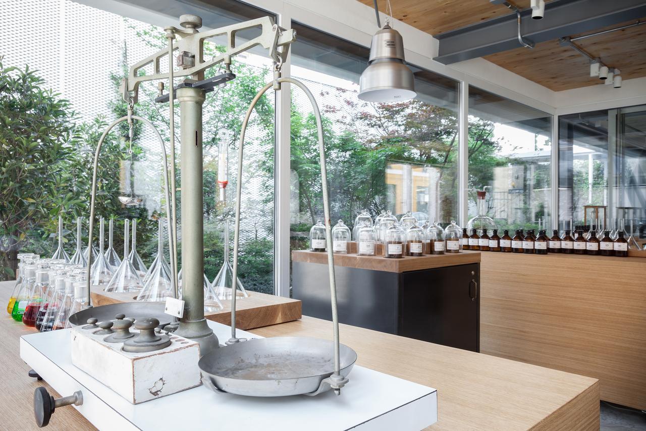 Magna Pars L'Hotel A Parfum, Small Luxury Hotels Of The World Milano Exteriör bild A laboratory at the International Institute of Perfumery, Cosmetics and Aromatics
