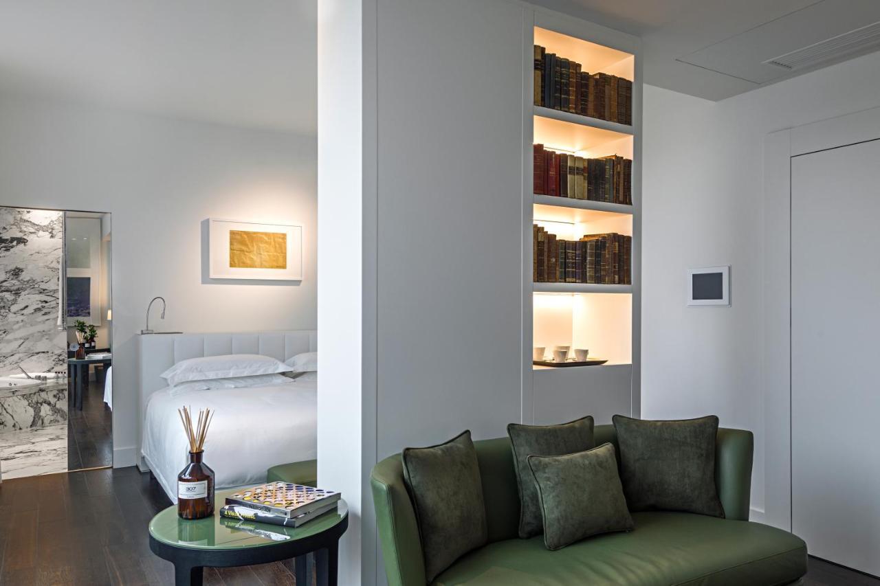 Magna Pars L'Hotel A Parfum, Small Luxury Hotels Of The World Milano Exteriör bild A suite at the Hotel