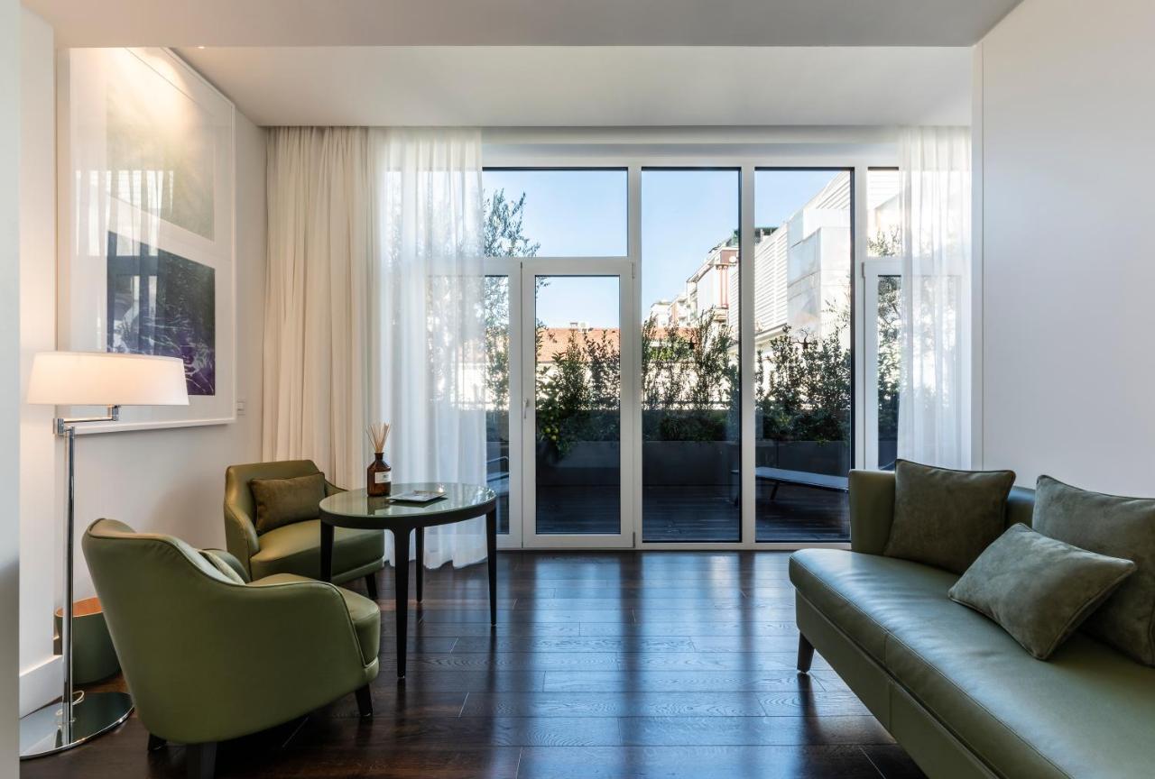Magna Pars L'Hotel A Parfum, Small Luxury Hotels Of The World Milano Exteriör bild A suite at the Mandarin Oriental Munich