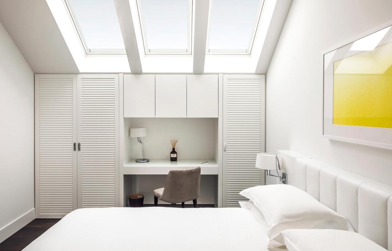 Magna Pars L'Hotel A Parfum, Small Luxury Hotels Of The World Milano Exteriör bild A bedroom with a skylight