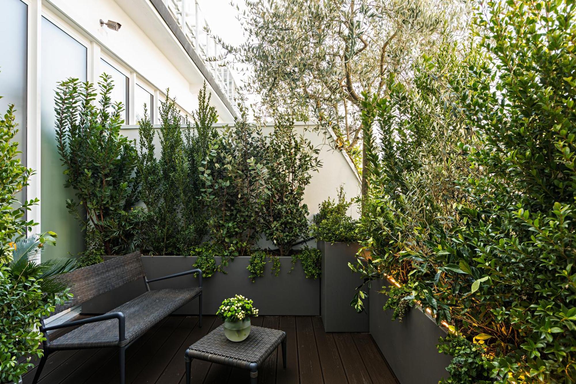 Magna Pars L'Hotel A Parfum, Small Luxury Hotels Of The World Milano Exteriör bild A balcony in a residential building